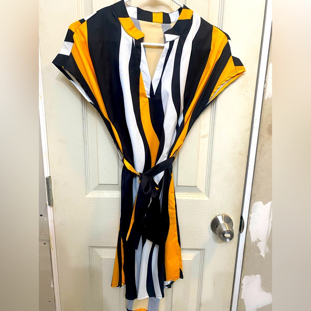 Notched colorblock belted dress
